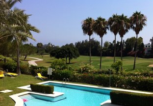 Vanaf het balkon heeft u uitzicht op het eigen zwembad, de golfbaan en de zee.